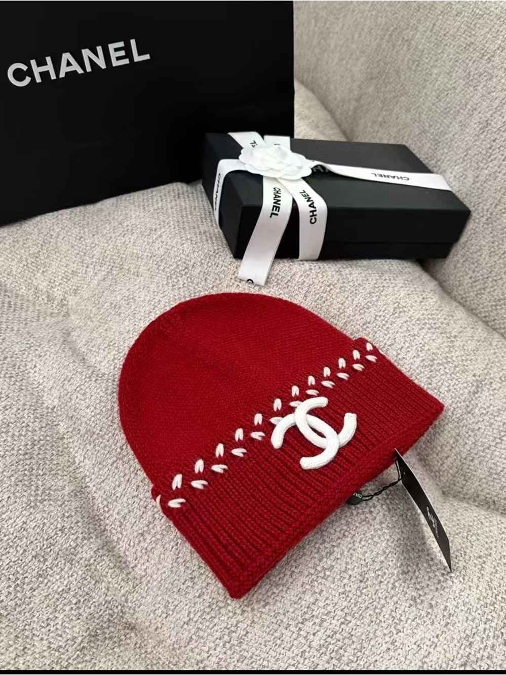 CHANELL Red Knit Beanie with White Hats - Picture 3 of 6
